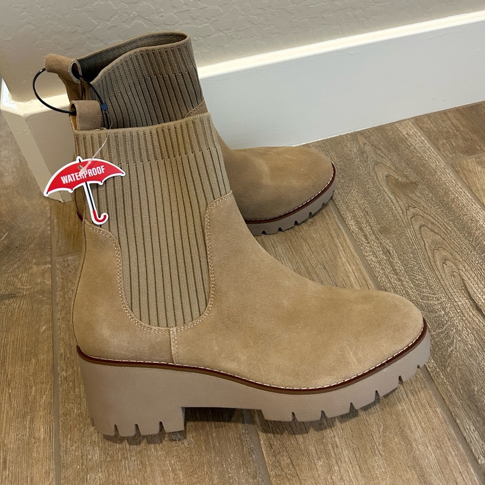 Blondo Dexter Ankle Boots Lug Sole Chelsea Waterproof Size 9.5 Women’s New